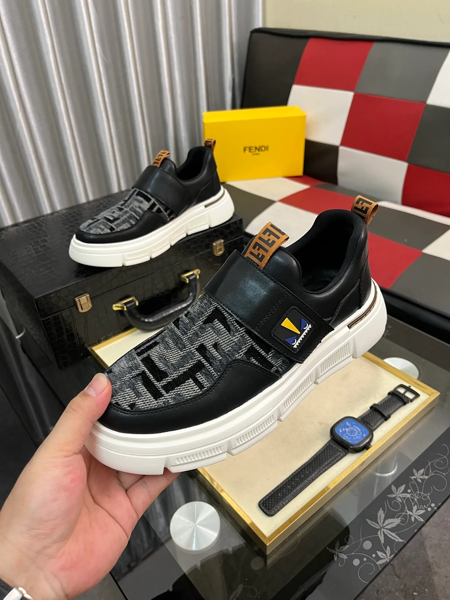 Men's Men's Shoes💰420⌚️⌚️[FENDI] Fendi's classic and comfortable men's, this complex sneaker is made of soft calfskin➕genuine leather lining➕original ultra-light rubber material with rough outsole. This unique light style is suitable for the casual and refined sensibility of this season. It is comfortable and natural on the feet. It is an everyday style for casual travel in autumn and winter! Code number: 38−443️⃣Colors available